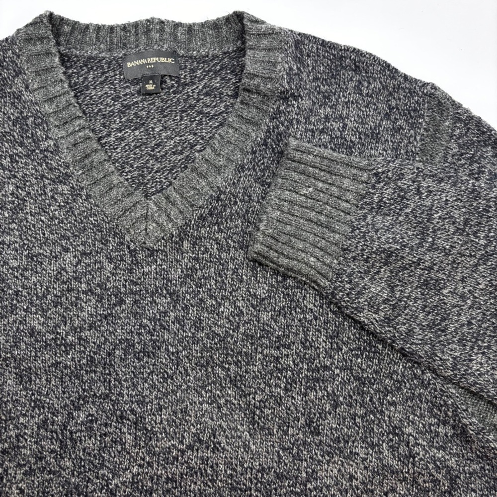 Banana Republic Mens XL V-Neck Sweater Gray Marl Knit Ribbed Trim Pullover - Picture 1 of 9
